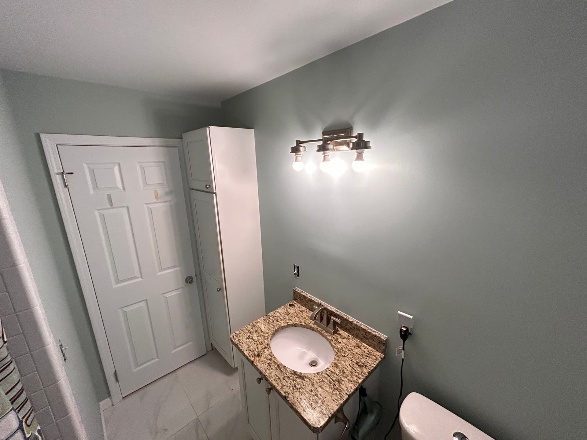 Gallery photos for Bathroom Repaint in Grosse Pointe Woods Using Benjamin Moore Aura: Image #1